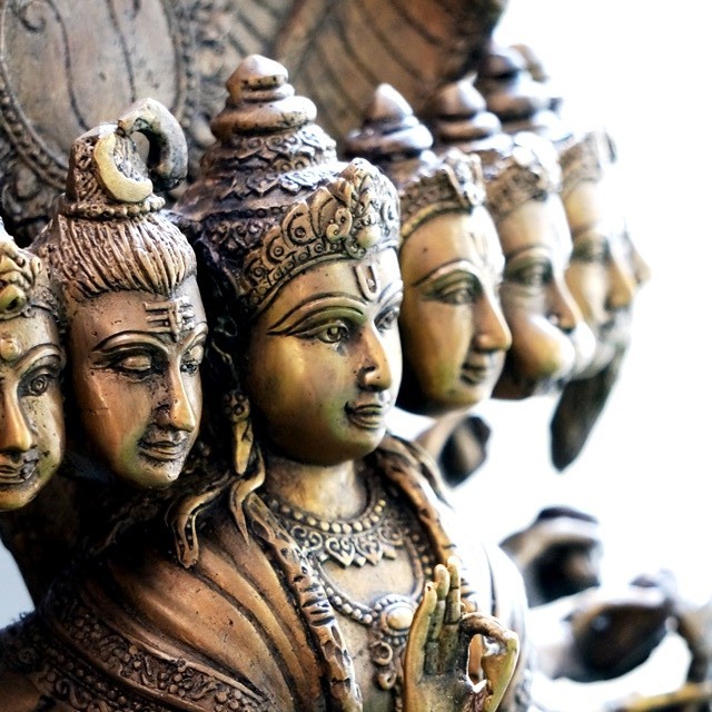 ヴィシュヌ神with Shridevi and Bhudevi#xA0;#x2013;#xA0;真鍮彫刻 オブジェ、置き物